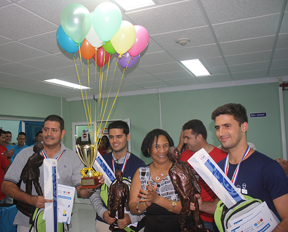 Miriam Nicado, rectora de la UCI, premia al equipo ganador, “UH++”. Foto: José Raúl Concepción/ Cubadebate.