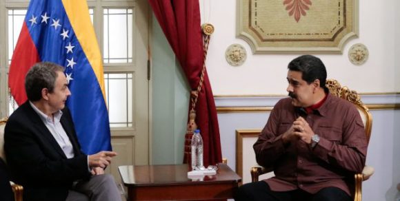 Expresidente de España José Luis Rodríguez Zapatero en conversación con Nicolás Maduro, presidente de la República Bolivariana de Venezuela.