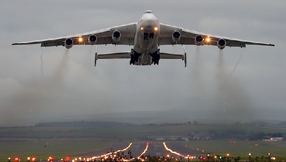 Avión más grande del mundo llega a Brasil para cargar pieza de 150 toneladas