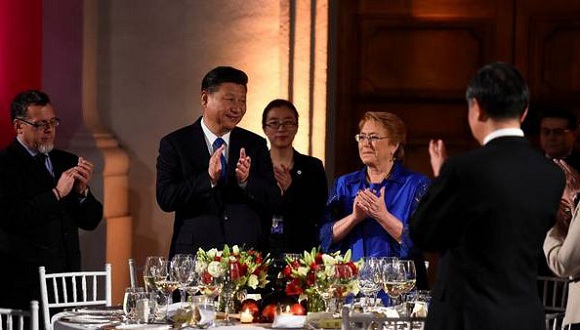 El presidente de China, Xi Jinping, junto a su par de Chile, Michelle Bachelet, en Santiago de Chile, al concluir una gira por la región. Foto: DPA.
