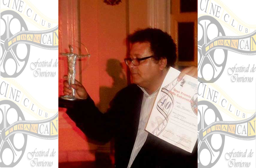 Ramón Cabrera Figueredo, presidente del Cine Club Formus Film, recogió el Gran Premio Indio Cubanacán, ganado por la realizadora Valia Marquínez Sam —quien no pudo estar presente—, por su documental Las Herreras // Fotos Francisnet Díaz Rondón. Periódico Vanguardia