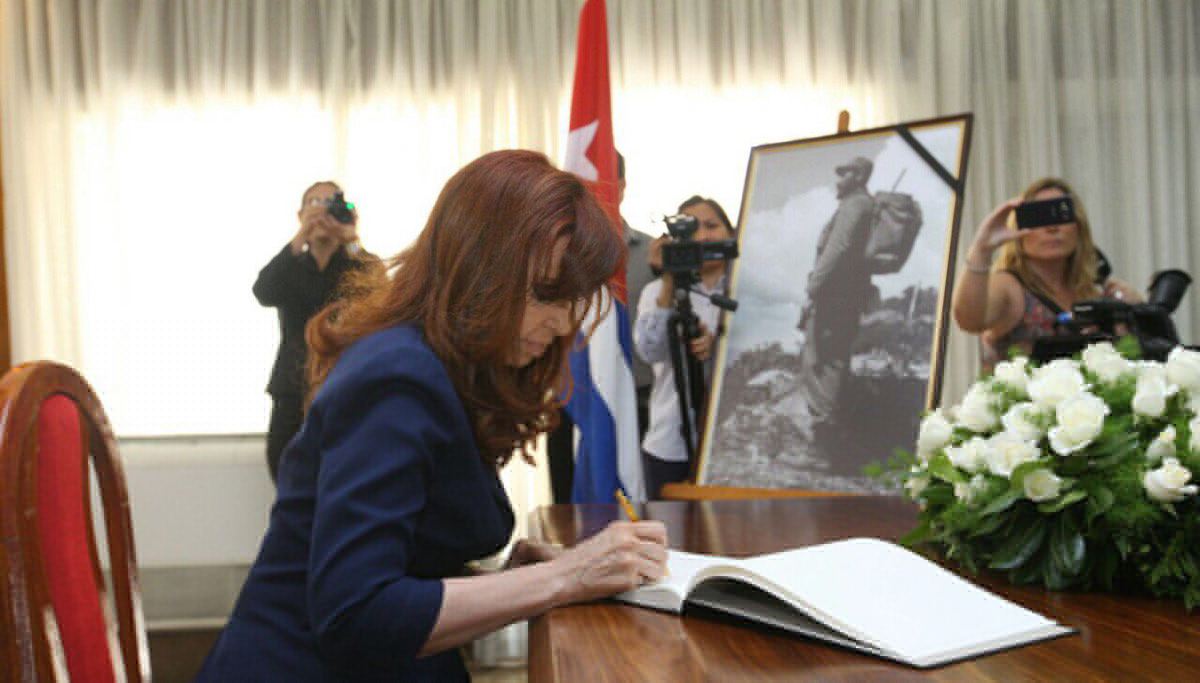 “Esta mañana, por Fidel en la Embajada de Cuba”, compartió Cristina en Twitter. Foto: @CFKArgentina