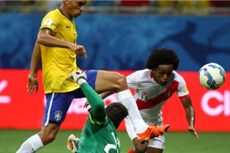 Selección brasileña viaja a Lima para duelo premundialista de fútbol