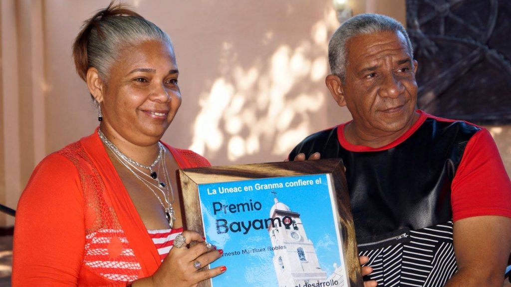 Ernesto Martínez recibe el Premio Bayamo 2016 // Foto del perfil Facebook de Edgardo Hinginio