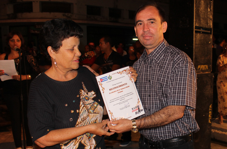 Reconocimiento a Radio Granma. Entrega Martha Labrada, presidenta del CP a Orestes Milanés, director de Radio Granma // Foto Marlene Herrera