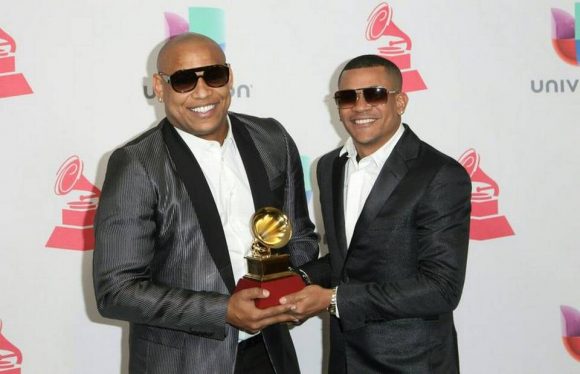 Los cubanos Alexander Delgado y Randy Martínez, de la agrupación Gente de Zona, posan con su Grammy Latino al Mejor Álbum Fusión Tropical, el jueves por la noche en Las Vegas. Foto: TOMMASO BODDI AFP/Getty Images
