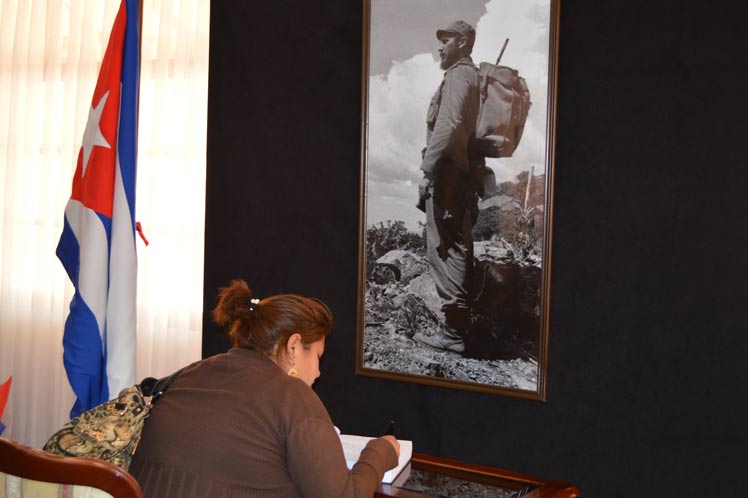 Firman libro de condolencias en Bolivia por fallecimiento de Fidel