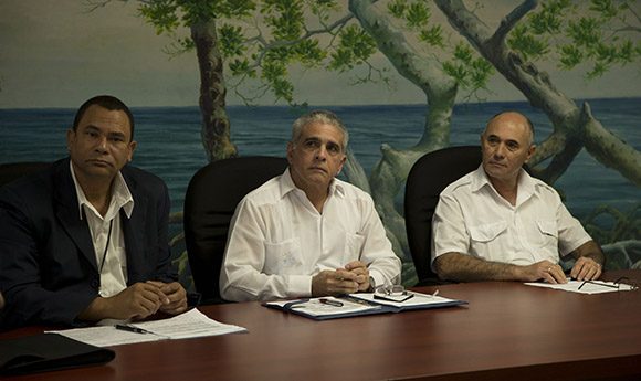 Conferencia de prensa en el Ministerio de Transporte: de izquierda a derecha, el director general del Aeropuerto Internacional José Martí, Juan Carlos Quintana; Miguel Cabrera Álvarez, jefe de grupo de Relaciones Internacionales y Comunicación Institucional de ECASA, y Alfredo Pablo Cordero, presidente del Instituto de Aeronáutica Civil de Cuba. Foto: Ismael Francisco/ Cubadebate