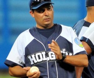 El mentor Noelvis Gonzalez, en el parque Victoria de Girón, de la capital yumurina. Foto: Beisbol Cubano