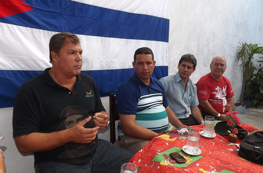El héroe de la República de Cuba Ramón Labañino conversó con miembros de la ANEC en Manzanillo // Foto Eleixer Peláez 