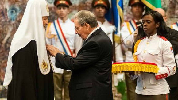 El Presidente Raúl Castro impone al Patriarca Kirill la Orden José Martí. Foto: Agencia Nacional de Noticias.
