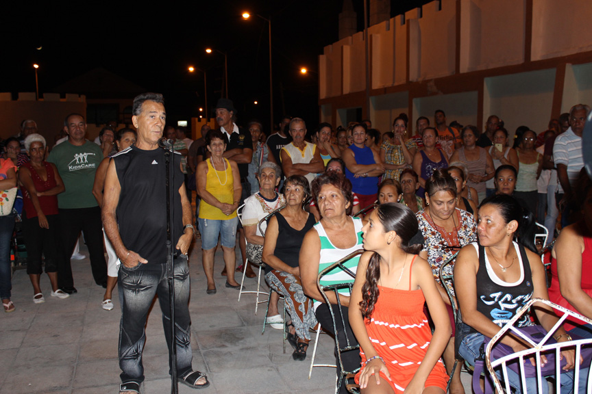 Vecinos opinan en la asamblea de rendición de cuentas // Foto Marlene Herrera