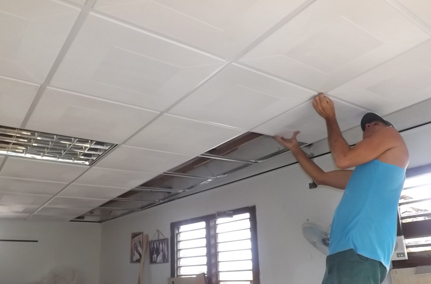 Se está sustituyendo el cartón del falso techo por placas de escayola // Foto Marlene Herrera