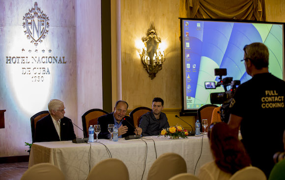 El político estadounidense, quien encabeza la primera delegación oficial de Virginia Occidental que visita a la Isla, aseguró en conferencia de prensa que, además de aprender sobre las personas y la cultura cubanas, su propósito esencial fue reconocer las posibilidades de negocios para el desarrollo de nexos. Foto: Ismael Francisco/ Cubadebate
