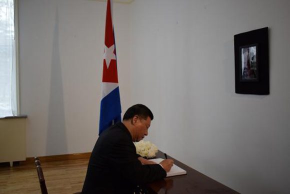 El presidente chino, Xi Jinping, firma el libro de condolencias por la muerte del Comandante en Jefe, Fidel Castro. Foto: Cancillería de Cuba