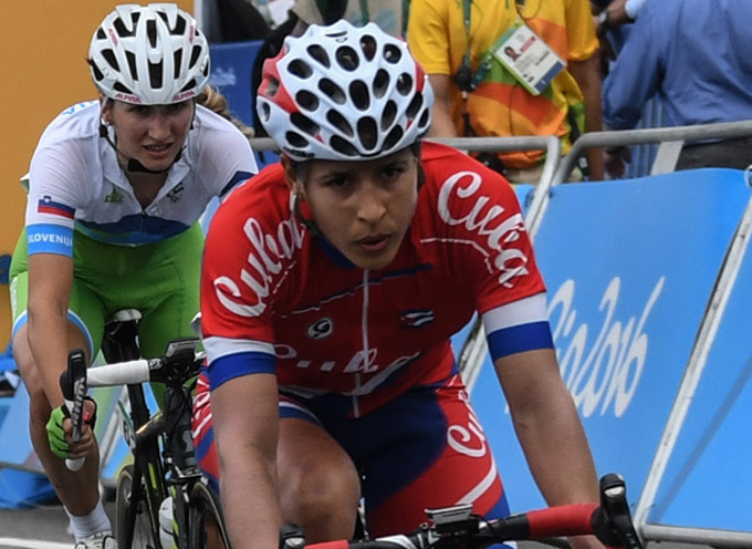 La ciclista cubana Arlenis Sierra (I), termina en el lugar 28 de la ruta femenina, correspondiente a los XXXI Juegos Olímpicos, que se desarrollan en Copacabana, Río de Janeiro, Brasil, el 7 de agosto de 2016.    FOTO/Marcelino VÁZQUEZ HERNÁNDEZ/ogm