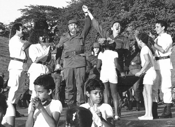 Fidel y Raúl Castro Ruz rememoran 30 después su reencuentro en el paraje serrano de Cinco Palmas, Media Luna, en la provincia de Granma. Fuente: Sitio “Fidel Soldado de las Ideas”.