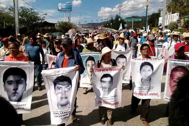 Inician marcha familiares de los 43 desaparecidos de Ayotzinapa // Foto PL