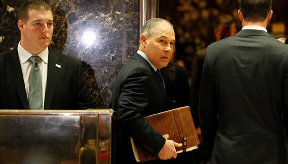 El presidente electo de EEUU, Donald Trump, escogió como máximo responsable de medio ambiente a Scott Pruitt, un defensor de la industria de los combustibles fósiles y claro opositor de las políticas medioambientales de Obama. Foto: Brendan McDermid/ Reuters.