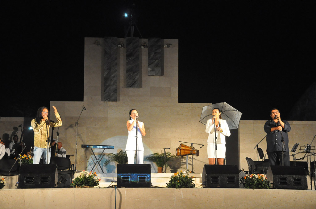 Cabalgando con Fidel, interpretado por Eduardo Sosa, Luna Manzanares, Annie Garcés y su autor Raúl Torres // Foto Rafael Martínez