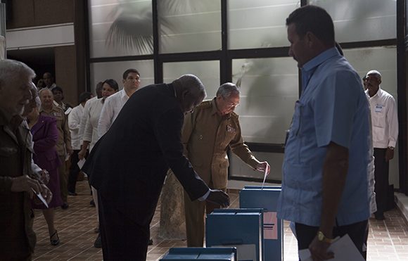 El presidente de los Consejos de Estado y de Ministros, general de Ejército Raúl Castro Ruz y el presidente de la Asamblea Nacional del Poder Popular, Esteban Lazo Hernández, ejerecen su voto por el nuevo miembro del Consejo de Estado. Susely Morfa fue la elegida. Foto: Ladyrene pérez/ Cubadebate.