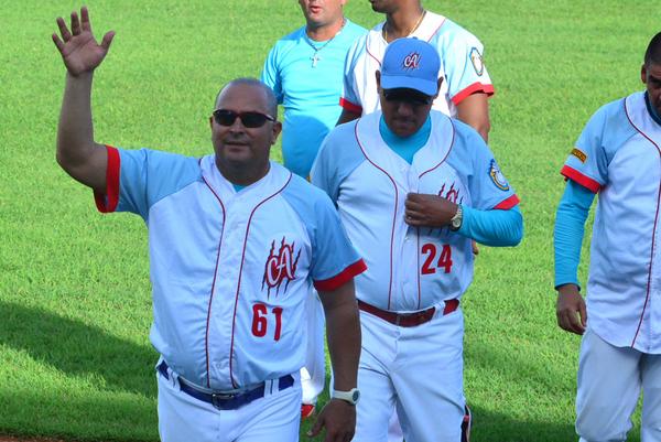 Roger Machado, manager del equipo avileño, luego de derrotar a Villa Clara y clasificar para la segunda fase de la 56 Serie Nacional de Béisbol, en juego desarrollado en el estadio José Ramón Cepero de Ciego de Ávila, Cuba, el 2 de octubre de 2016. ACN FOTO/ Osvaldo GUTIÉRREZ GÓMEZ/ogm