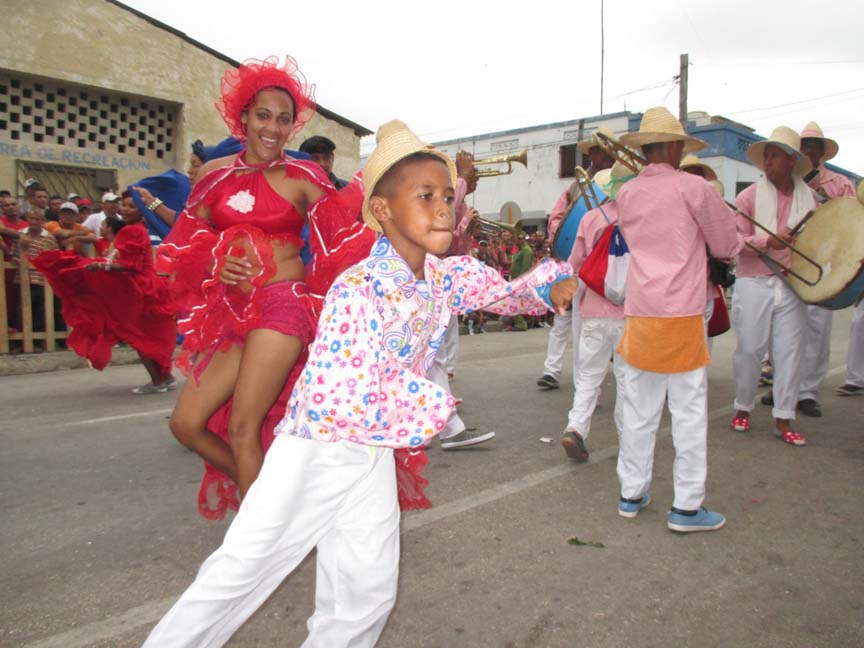 Comparsa del Reparto Caymari Por la Unidad Latinoamericana, popularmente conocida como la de Romilio // Foto Gustavo Cuba