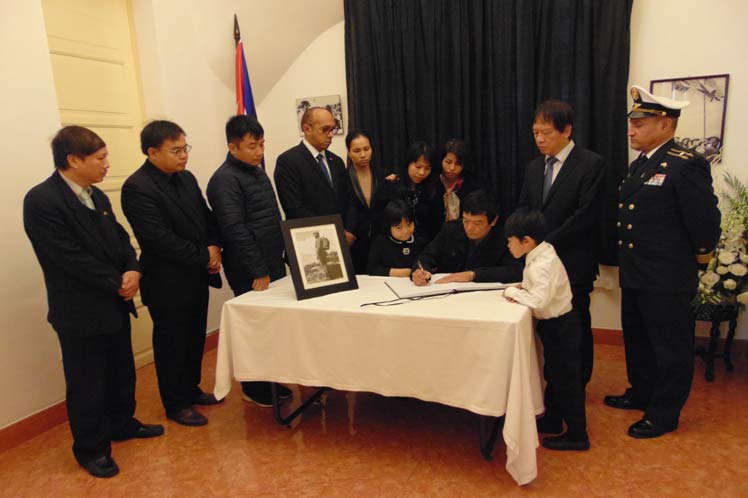 Familiares del general Vo Nguyen Giap rinden tributo a Fidel Castro // Foto PL