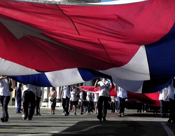 Jóvenes cubanos marchan desde la Escalinata de la Universidad de La Habana hasta el Monumento a los Ocho Estudiantes de Medicina en la Punta, fusilados injustamente hace 140 años, en 1871, por el colonialismo español, en La Habana, Cuba, el 27 de noviembre de 2011. AIN FOTO/Tony HERNÁNDEZ MENA/Thm