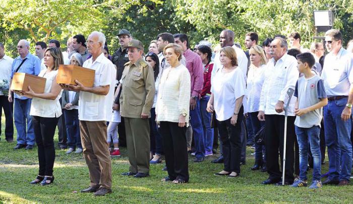 Participa Raúl Castro en ceremonia de inhumación familiar // Foto ACN