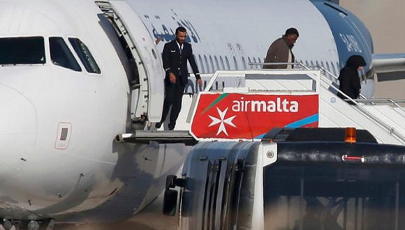 Pasajeros del vuelo secuestrado descienden del avión tras ser liberados. Foto: Reuters.