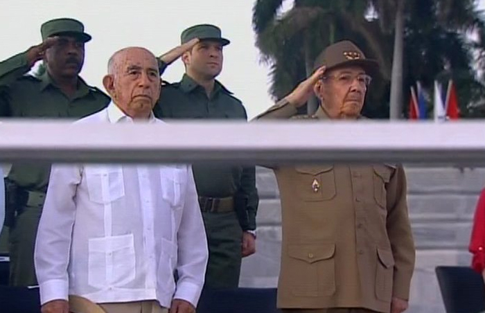 Preside Raúl Revista Militar y marcha del pueblo combatiente // Foto ACN