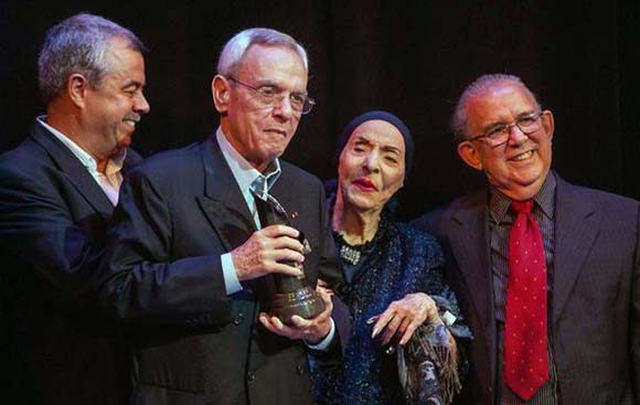 Eusebio Leal Spengler (C. izq.), junto a la Prima Ballerina Assoluta Alicia Alonso (C. der.), directora del Ballet Nacional de Cuba, luego de recibir el Premio del Gran Teatro de La Habana “Alicia Alonso”, el 1 de enero de 2017. Foto: Diana Inés Rodríguez/ ACN.