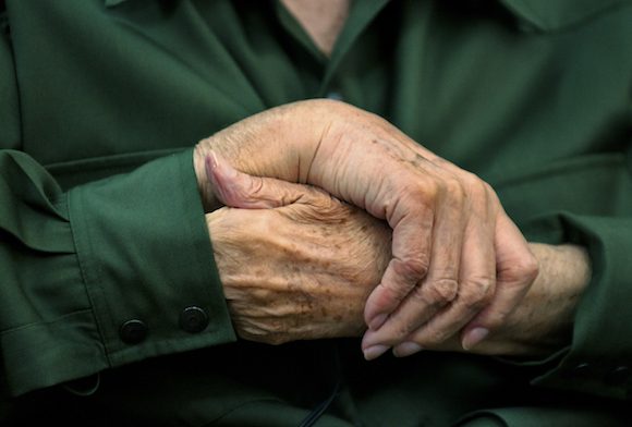 Las manos de Fidel, en una magnífica foto de Roberto Chile. Por supuesto, este también es el primer año en que el Comandante en Jefe no está, pero también el primero de su sobreviva..