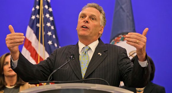 Terry McAuliffe, gobernador de Virginia, expresó que se siente honrado de servir como presidente honorario del recién anunciado consejo, un paso importante en los esfuerzos para levantar las restricciones. Foto tomada de politico.com.