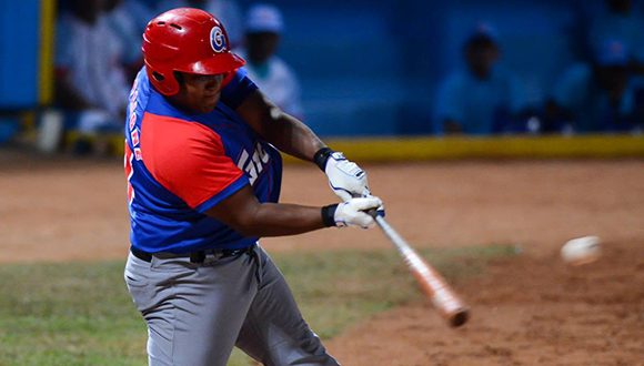 Alfredo Despaigne decidió el primer juego de la final del béisbol cubano con un espectacular jonrón frente a los envíos de Raidel Martínez en la décima entrada. Foto: Calixto N. Llanes/ Juventud Rebelde.