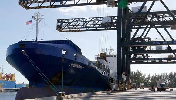 Llega al Puerto Everglades cargamento de carbón vegetal procedente de Cuba a bordo de un barco de Crowley Maritime llamado K-Storm. Foto: AP.