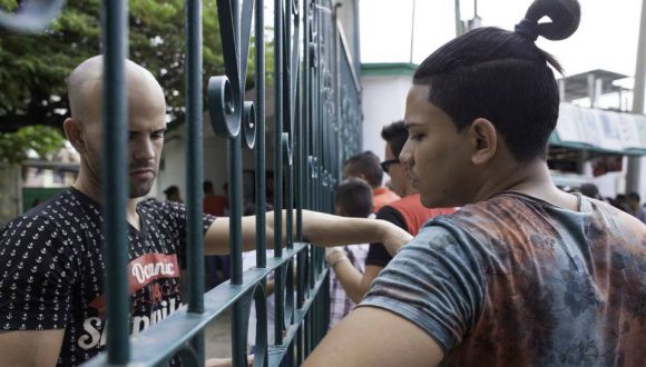 Cubanos esperan fuera de una oficina de inmigración en Tapachula, estado de Chiapas, México, el 16 de enero de 2017. Foto: AFP