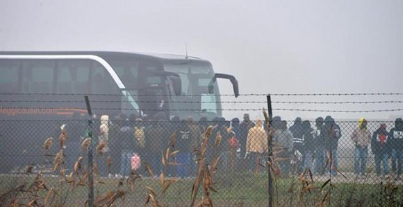 Un grupo de inmigrantes se dispone a subir a un autobús antes de abandonar un centro de acogida en la localidad de Cona, en Venecia, para ser trasladados a la región de Emilia-Romaña tras la protesta de anoche después de la muerte de la joven marfileña Sandrine Bakayoko. Foto: Andrea Merola/ EFE.