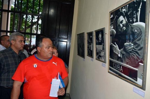 Federico Hernández (C), primer secretario del Partido Comunista de Cuba en Granma, en la inauguración de la exposición fotográfica Por Siempre Fidel, en la ciudad de Bayamo, provincia Granma. Foto: Armando Ernesto ContreraS Tamayo/ACN.