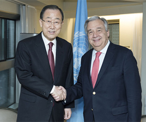 El actual secretario general de la ONU, António Guterres, con su antecesor Ban Ki-moon. Foto: ONU.