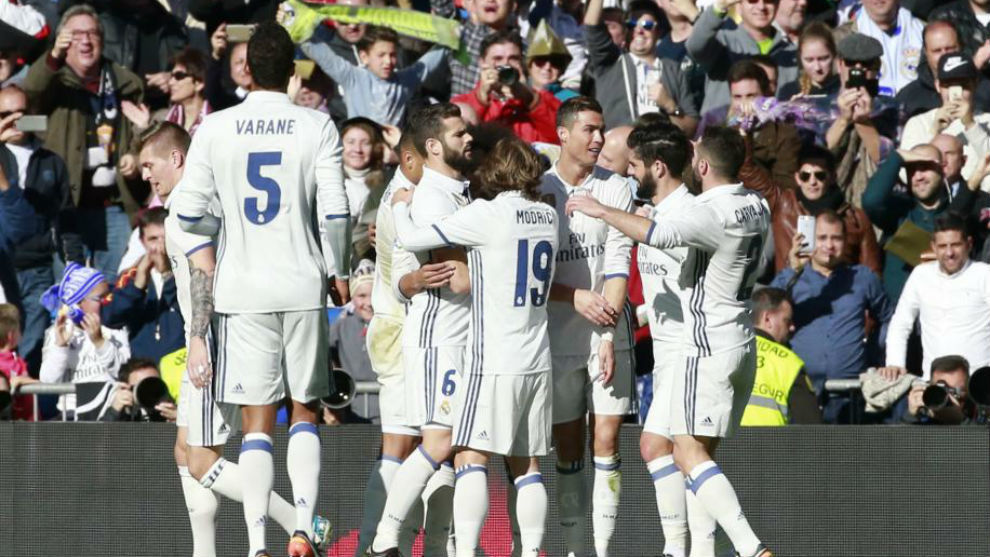 Los jugadores del Madrid celebran el gol de Cristiano ante el Granada // Foto Rafa CasalMARCA