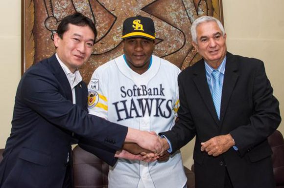 El slugger cubano Alfredo Despaigne Rodríguez (C), en la ceremonia de firma de un nuevo contrato con el club Fukuoka SoftBank Hawks, de la Liga Japonesa de Béisbol. A su lado Higinio Vélez (D), Presidente de la Federación Cubana de Béisbol, y Sugihiko Mikasa (I), vicepresidente del club Fukuoka. Foto: Marcelino Vázquez Hernández/ AIN