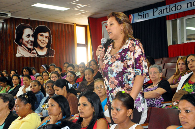 Caridad Rondón Molina, secretaria general de la FMC en Manzanillo durante una reunión del proceso Somos la Revolución // Foto Rafael Martínez