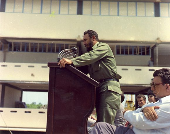 Fidel pronuncia discurso en la inauguración de la Escuela de Iniciación Deportiva “Mártires de Barbados” en el municipio del Cerro, el 6 de octubre de 1977. Foto: Estudios Revolución/ Sitio Fidel Soldado de las Ideas.