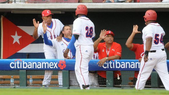 Beisbol-Serie del Caribe-Culiacan segundo partido previa del partido aficionados con los atletas. Jonron de Willian Saavedra. Foto: Ricardo López Hevia / Granma / Cubadebate