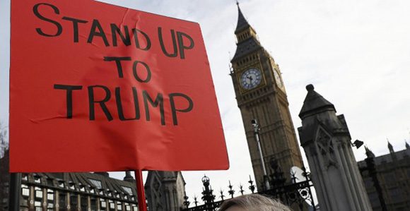 Pancarta contra Trump junto a la sede parlamentaria en Londres. Foto: REUTERS