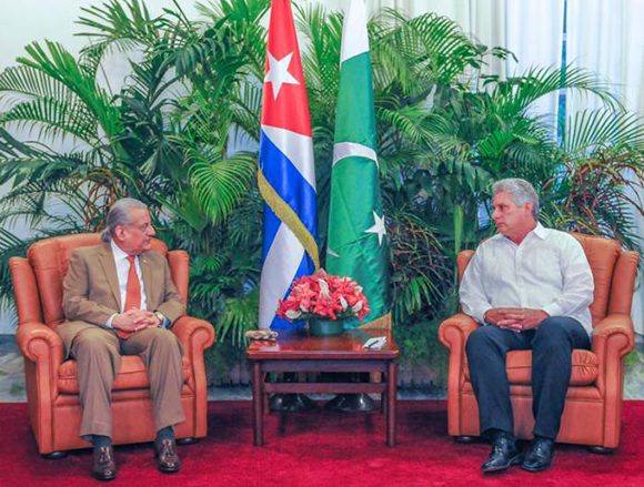 Miguel Díaz-Canel Bermúdez, primer vicepresidente de los Consejos de Estado y de Ministros, recibió en la tarde de este lunes a Mian Raza Rabbani, presidente del Senado de la República Islámica de Paquistán. Foto: José M. Correa/ Granma.