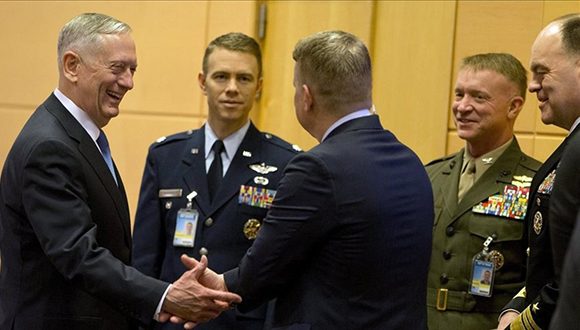 El secretario de Defensa de los Estados Unidos, Jim Mattis, conversa con miembros de su delegación antes del comienzo de la reunión de Ministros de Defensa de la OTAN en Bruselas, hoy 15 de febrero de 2017. Foto: EFE