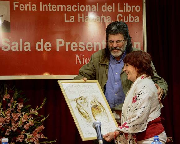 Abel Prieto, Ministro de Cultura, en la entrega del Premio Nacional de Literatura 2016 a la escritora Margarita Mateo Palmer en la XXVI Feria Internacional del Libro. Foto: ACN/ Rafael Hernández.